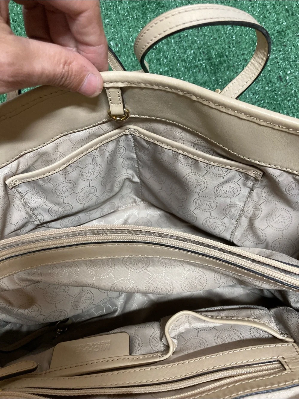 Michael Kors Cream Logo Tote with Gold Accent (OKPM-09-038)